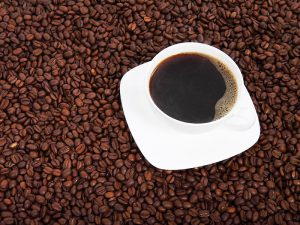 чашка кофе на кофейных зернах
